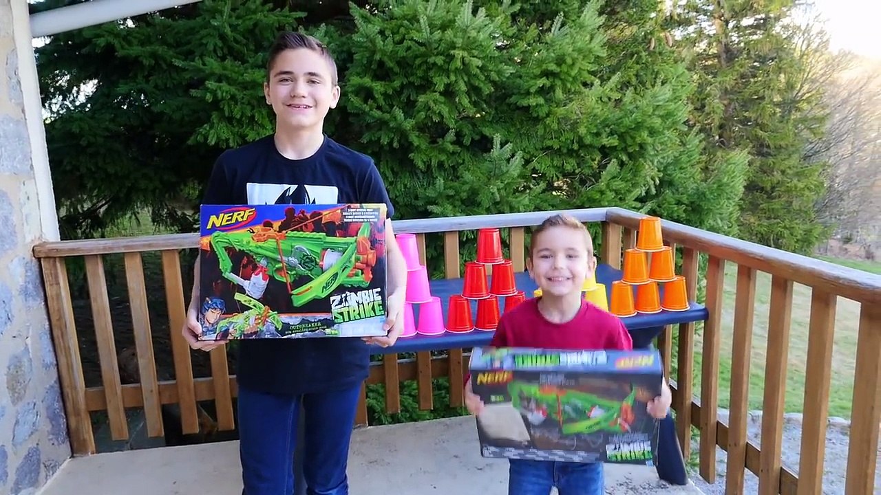 NERF CUPS CHALLENGE - Swan VS Néo - Tirer sur des Pyramides Géantes de Gobelets !