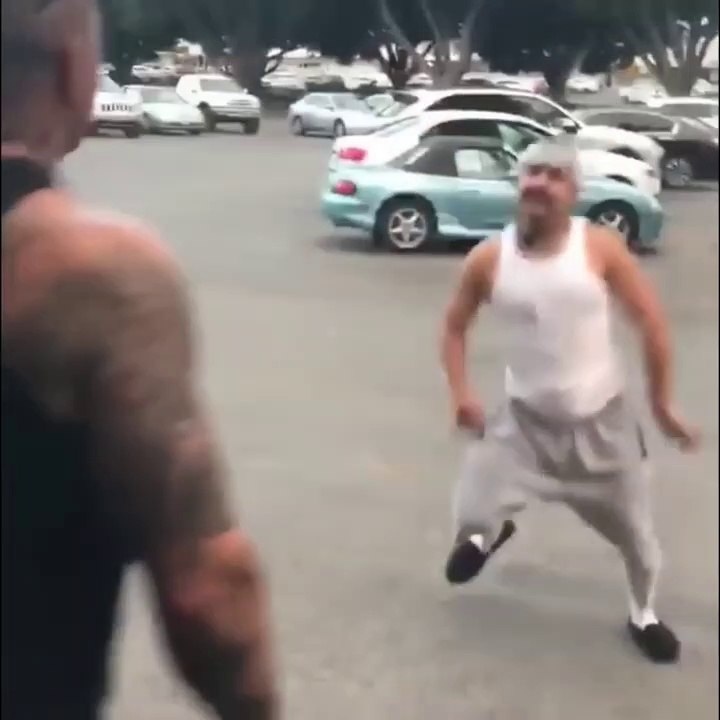 Ce gars chauffe le videur qui vient de le virer du bar et c'est tellement drole