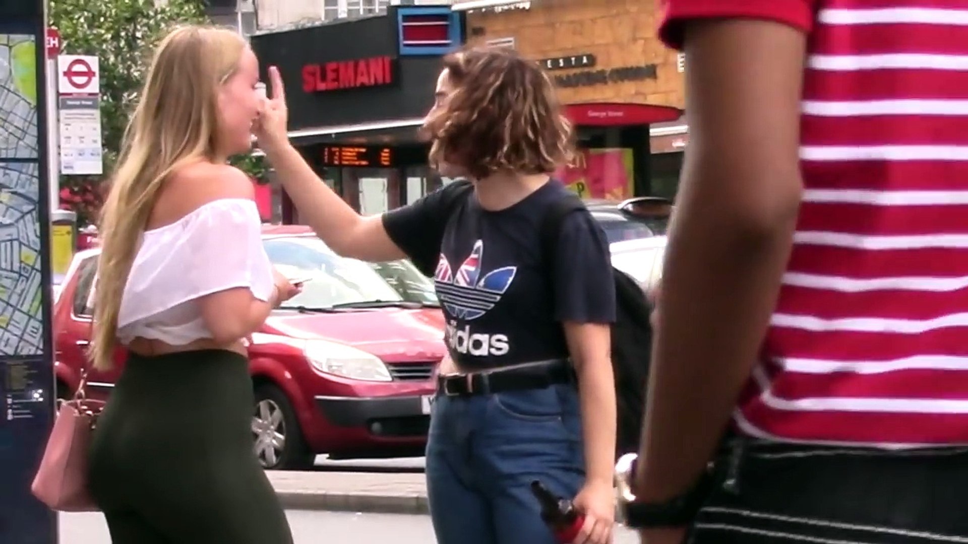 Tayt giyen kadının bir saatlik sosyal deneyi tacizle sonuçlandı - video  Dailymotion