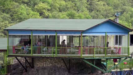 Kaya Üzerindeki Restoran Doğal Güzellik Sunuyor