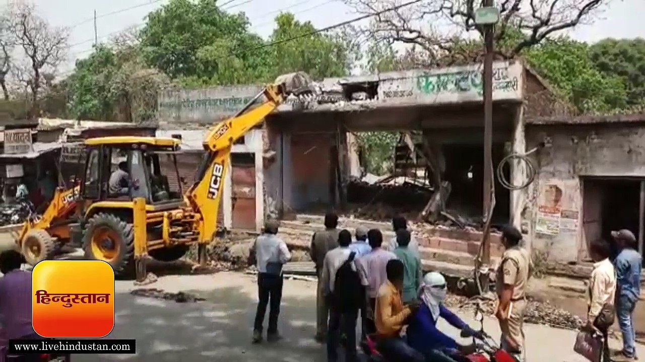 तीन दशक से निर्मित अवैध दुकानों पर चला रेलवे का...
