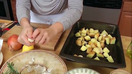 Video herunterladen: Whole Roast Chicken Recipe - Laura Vitale - Laura in the Kitchen Episode 302