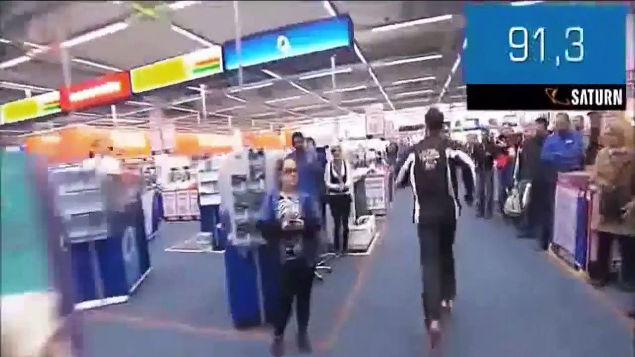 This Man Has 156 Seconds To Grab As Much Free Stuff As He Can