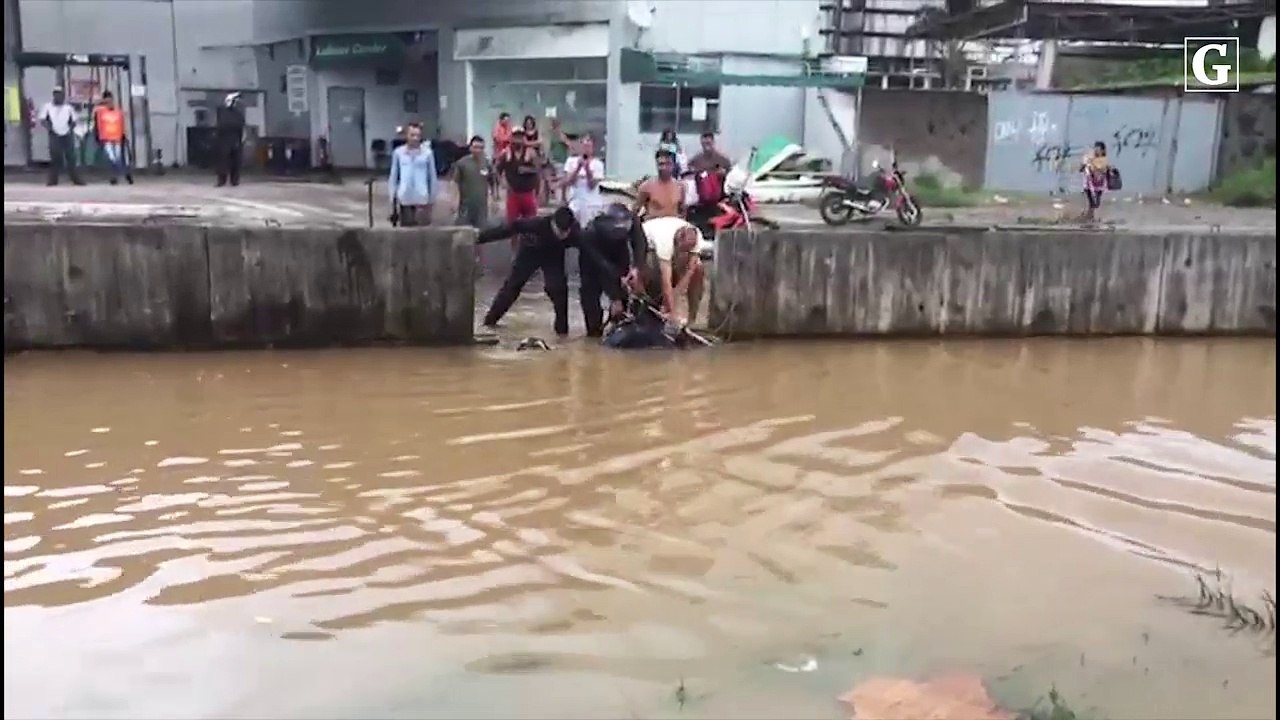 Homem confunde valão com rua e acaba caindo com moto