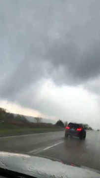 Cette automobiliste filme une tornade et fini par se faire emporter par les vents terribles