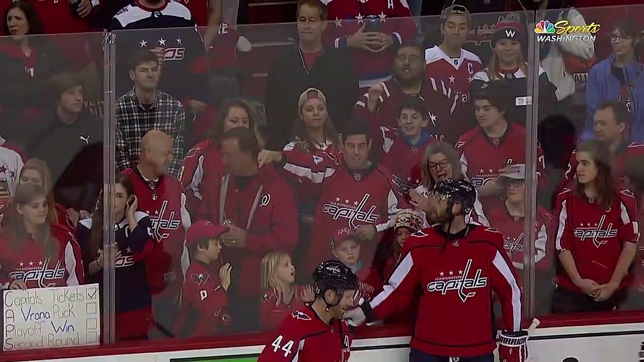 Ce joueur de Hockey veut à tout prix faire plaisir à une fillette en lui donnant un palet