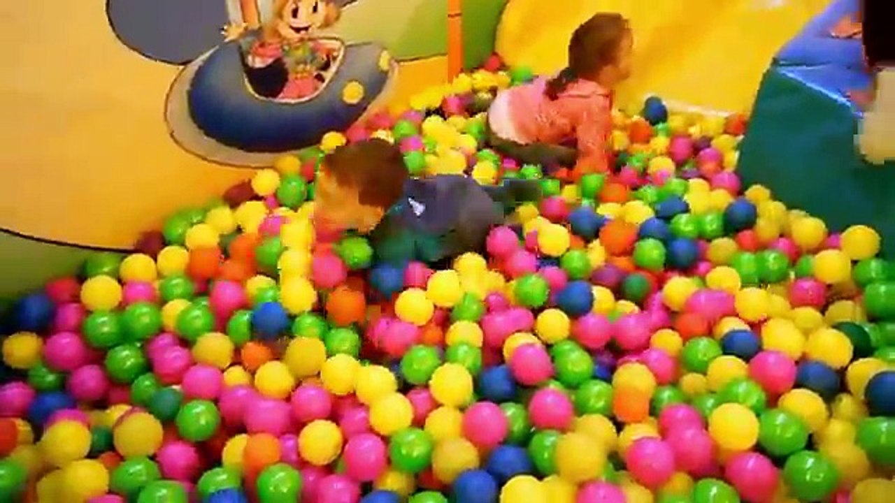 Клим на аттракционах / Детская площадка