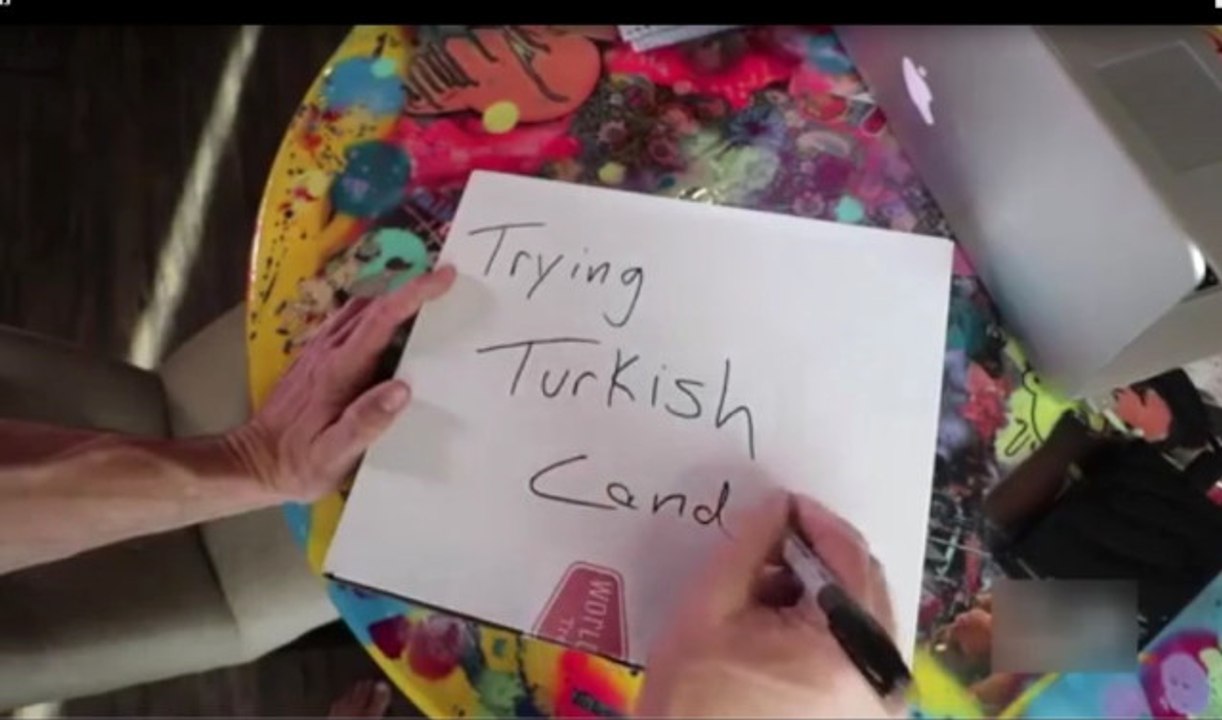 Cinsel İçerikli Film Yıldızı Johnny Sins, Türk Atıştırmalıklarını Denedi, Sosyal Medya Yıkıldı