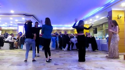 Düğünü titreten kızlar