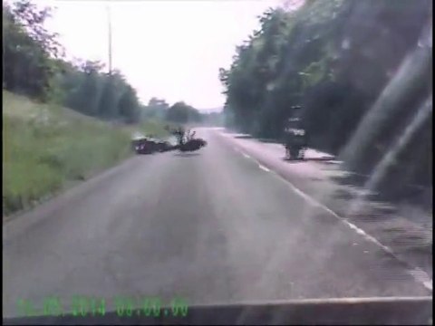 Ce motard perd le controle de sa moto et chute lourdement