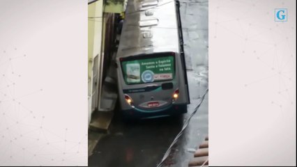 Ônibus atolado no Bairro da Penha