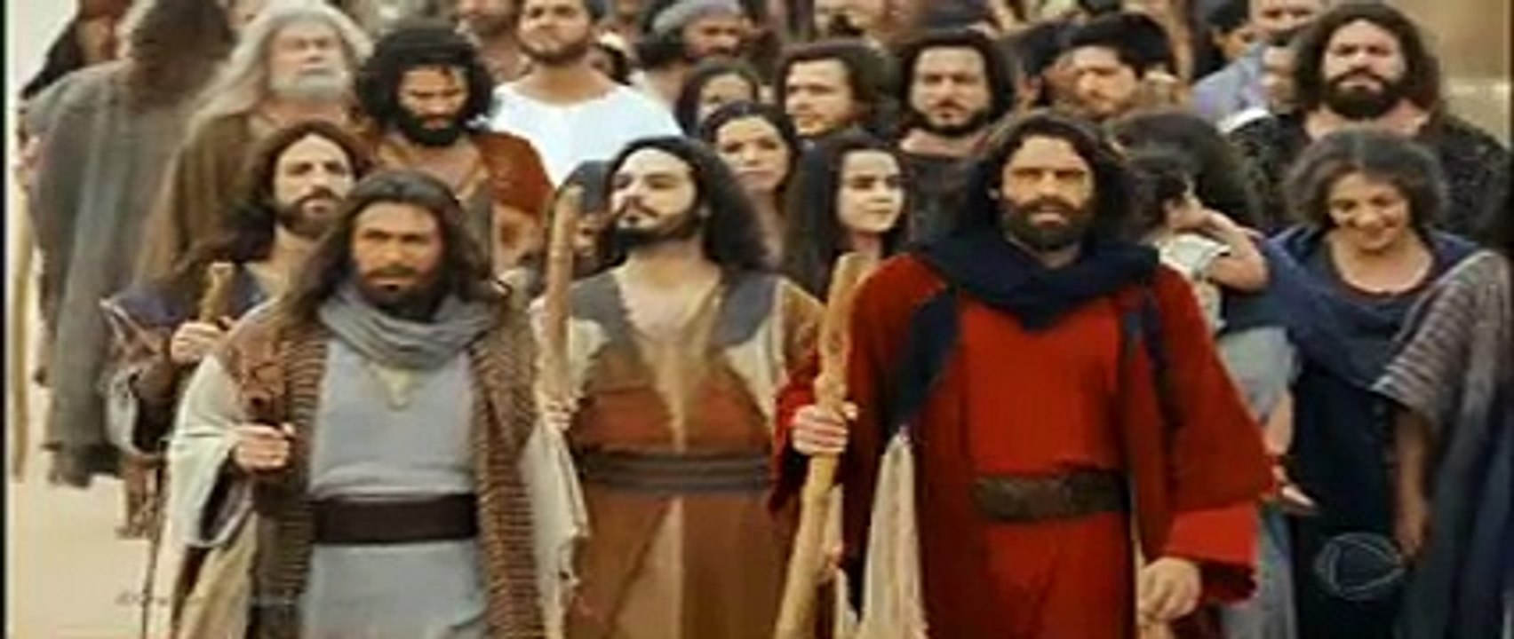 Os dez mandamentos (Capítulo Completo do dia 16/04/18) Moisés e alguns Hebreus vão buscar água aonde Deus indicou e fere a rocha , os amalequitas aparecem e invadem o acampamento roubam alguns utensílios de ouro