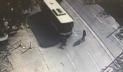 Belediye otobüsü genç kıza çarptı