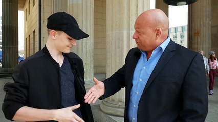 Die Kampfansage: Heiko Schrang am Brandenburger Tor