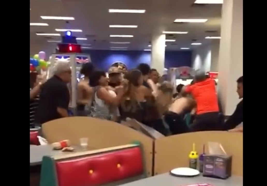 Tu manges tranquillement ton burger quand soudain…