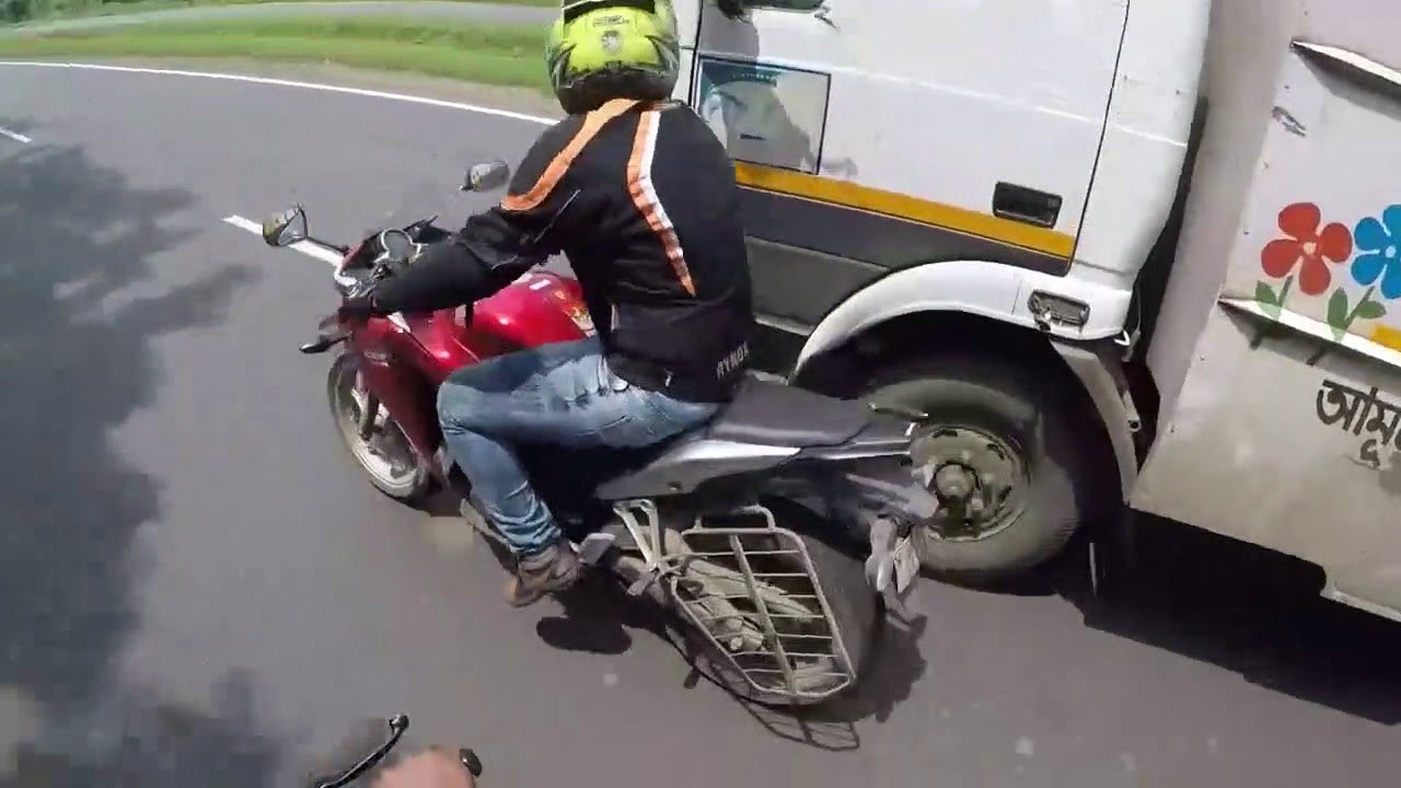 Un motard fracasse le rétro d’un camion et le chauffeur se venge contre lui