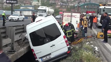 Kocaeli-Tır ile Minibüs Çarpıştı, Vali ve Kaymakamların Eşleri Yaralandı