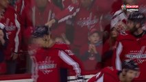 NHL : Brett Connolly tente d’offrir un palet à une petite fille, mais elle se le fait voler à chaque fois (vidéo)