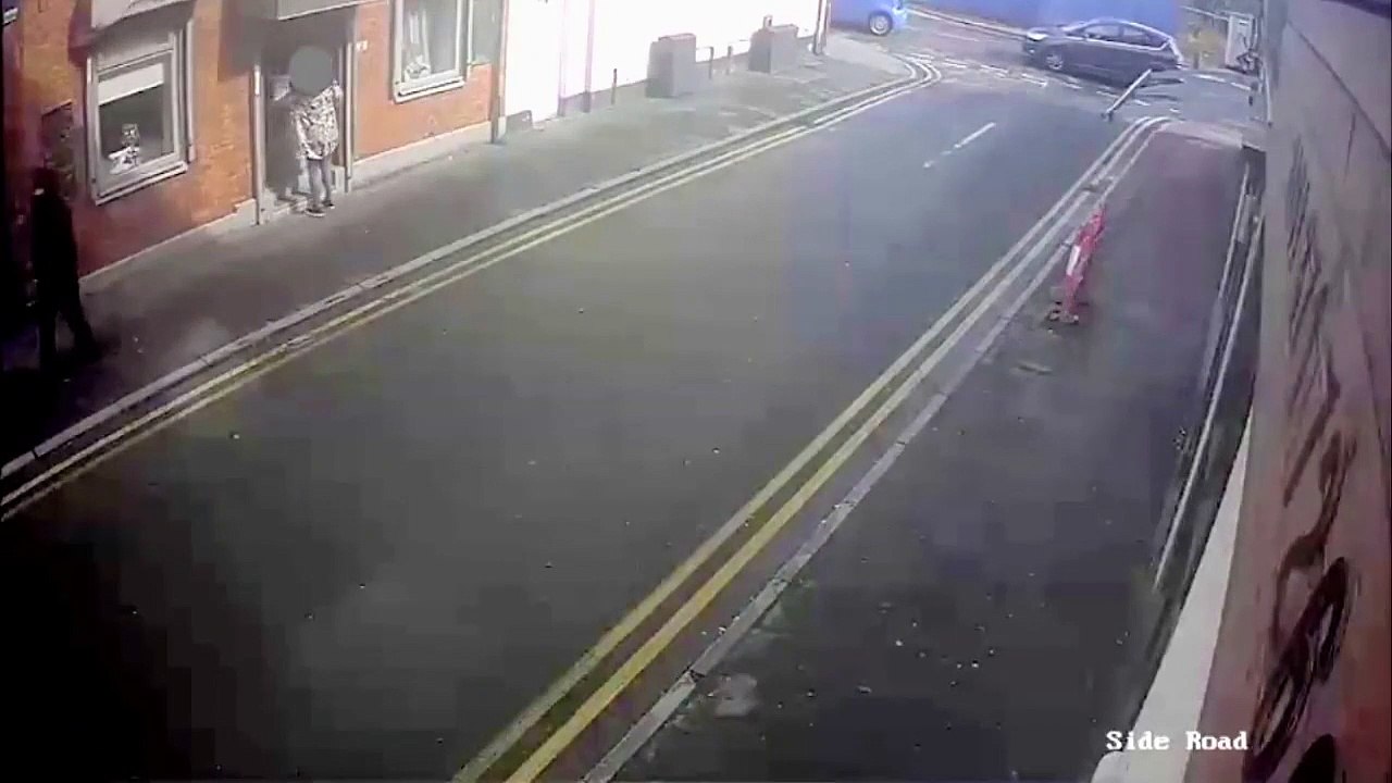 Un braqueur sort d’un magasin et perd tout l’argent dans la rue