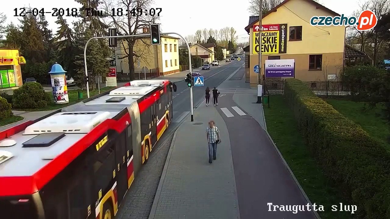 Une fille pousse sa copine vers la route juste au moment où un bus passe