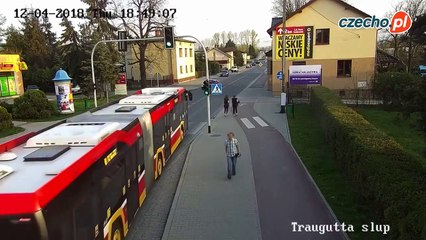 Une fille pousse sa copine vers la route juste au moment où un bus passe
