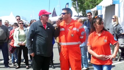 Démonstration d un craquage d un radeau de survie par Claudine et Nicolas snsm