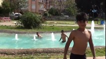 Antalya'da Kağıt Toplayıcısı Suriyeli Çocukların Tehlikeli Süs Havuzu Eğlencesi