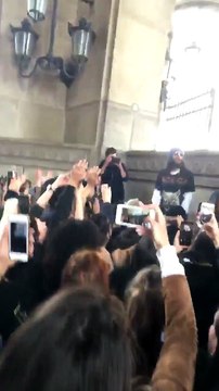 Paris : Jared Leto improvise un concert surprise à ses fans au musée du Louvre