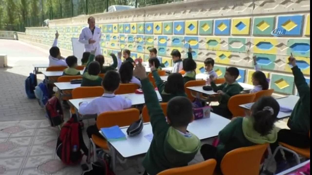Hababam Sınıfı Gibi Derslerini Okul Bahçesinde Yapıyorlar
