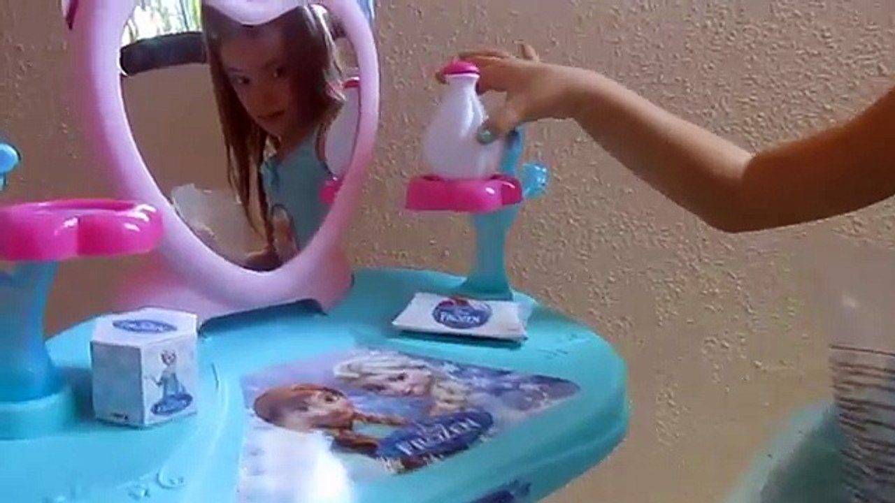 Me maquillo con mi nuevo Tocador Frozen de Nabumbu