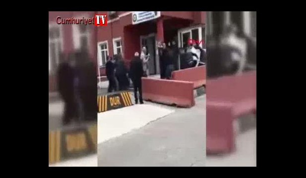Polis merkezi önündeki kavga cep telefonu kamerasında