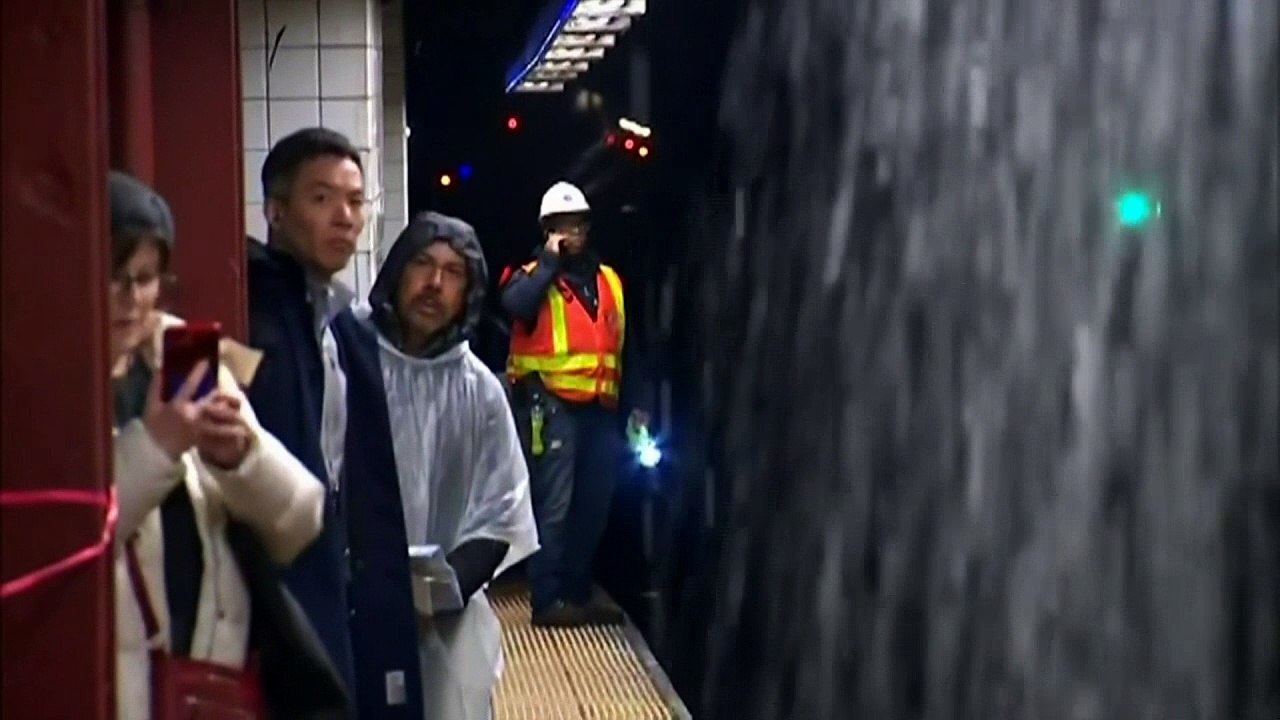 Heavy rain floods New York subways