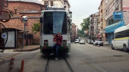 Tramvay arkasında tehlikeli yolculuk kamerada