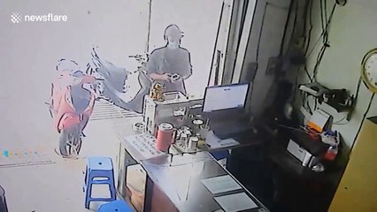 Moment vigilante takes down brazen phone thief