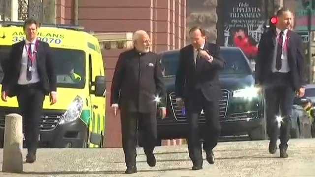 PM Modi ने Swedish PM Stefan Lofvan संग बेखौफ हो कर की Sweden Road पर चहलकदमी |वनइंडिया हिन्दी
