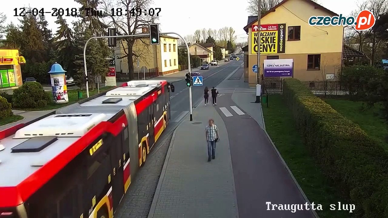 Une fille pousse sa copine vers la route juste au moment où un bus passe en Pologne
