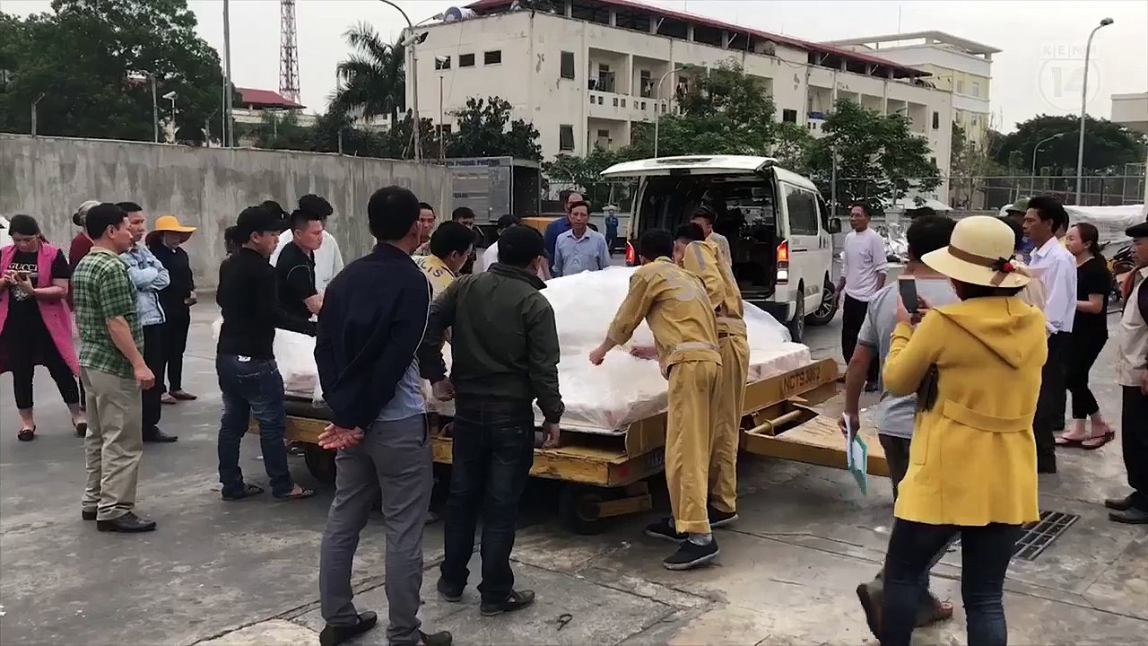 Người cha khóc nghẹn khi chạm vào linh cữu con gái 22 tuổi đột tử ở Nhật trở về quê hương