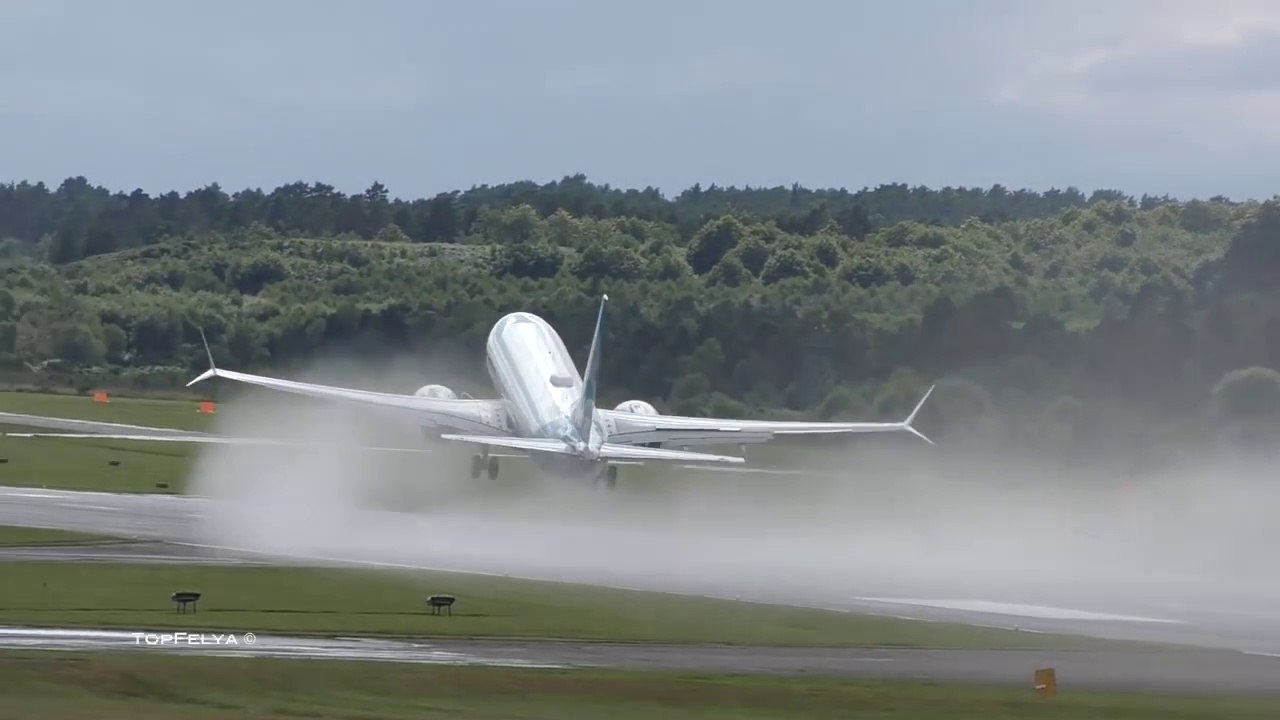 Cet avion 737 MAX décolle presque a la verticale. Incroyable...