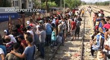 Refugiados sirios desesperados esperan en la frontera entre Grecia y Macedonia