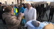Conmovedor encuentro entre el Papa y un enfermo en camilla