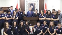 Vali Toprak, 1. Lig'e yükselen kadın futbolcularla bir araya geldi - HAKKARİ