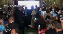 El Papa Francisco visita a doscientos sintecho después de hablar ante el Congreso