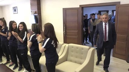 Vali Toprak, 1. Lig'e Yükselen Kadın Futbolcularla Bir Araya Geldi