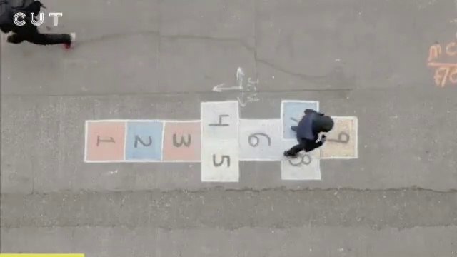 Ils dessinent une marelle en pleine rue et filment la réaction des passants. Tellement drôle