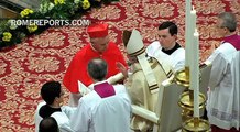 Los nuevos cardenales reciben la birreta púrpura de manos del Papa