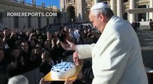 El Papa sopla las velas durante la audiencia general