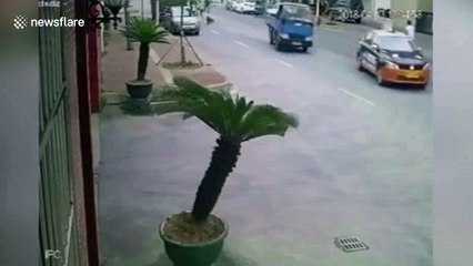 Lorry makes 180-degree-turn to avoid car and makes near-perfect park