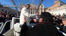 El Papa detiene el papamóvil e invita a subir a sacerdote argentino