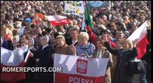 Miles de personas llenan la plaza de San Pedro para dar las gracias a Benedicto XVI