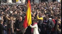 El Papa recibe las muestras de agradecimiento de miles de peregrinos en la Plaza de San Pedro